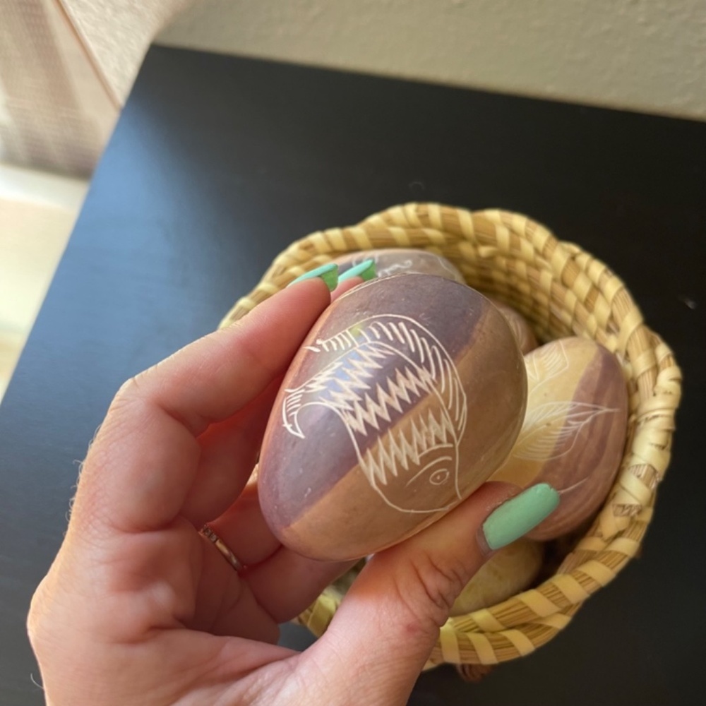 Set of 6 Soapstone Eggs Hand Carved Made in Kenya and Basket - Picture 5 of 8